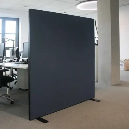 Akustik-Stellwand für flexible Raumgestaltung Stellwand zur Verbesserung der Raumakustik im Büro